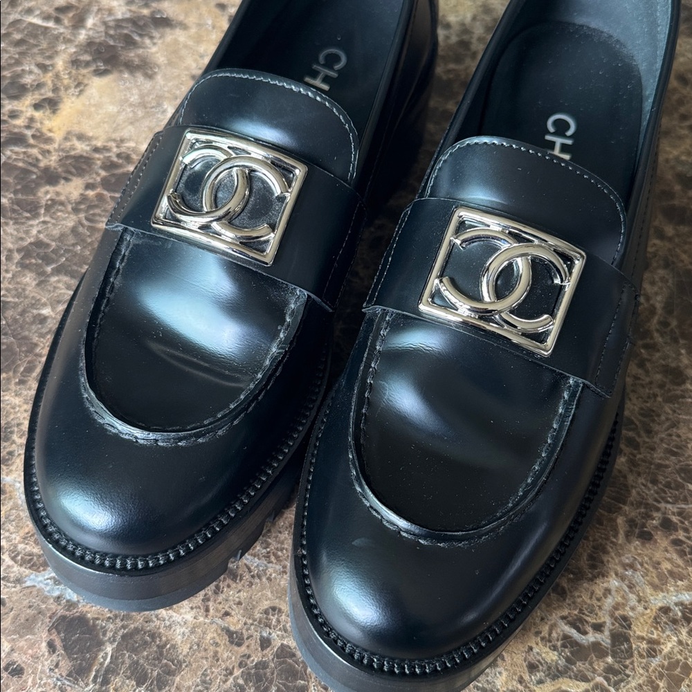 Chanel black shiny calf loafers moccasins chunky flats silver logo sz 37.5 - Picture 2 of 12